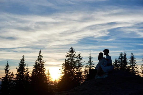 Silhouetten Van Jong Koppel Zit Top Van Berg Avond — Stockfoto