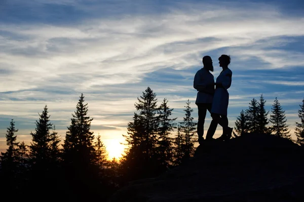 Silhouetten Van Jonge Paar Liefde Staande Bovenop Berg Avond — Stockfoto