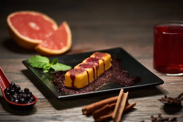 Deliciosos Rollos Sushi Dulce Plato Negro — Foto de Stock