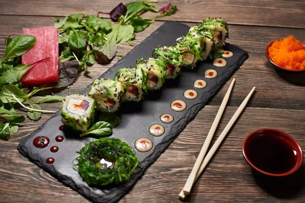 Deliciosos Rollos Sushi Con Arroz Chuka Pescado Sobre Pizarra Negra — Foto de Stock