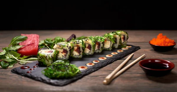 Deliciosos Rollos Sushi Con Arroz Chuka Pescado Sobre Pizarra Negra — Foto de Stock