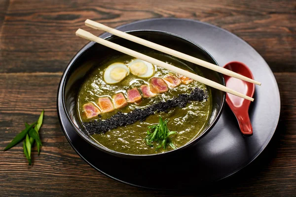 Spinatsuppe Schwarzer Schüssel Mit Thunfisch Wachtelei Schwarzem Sesam Sprießenden Zwiebeln — Stockfoto