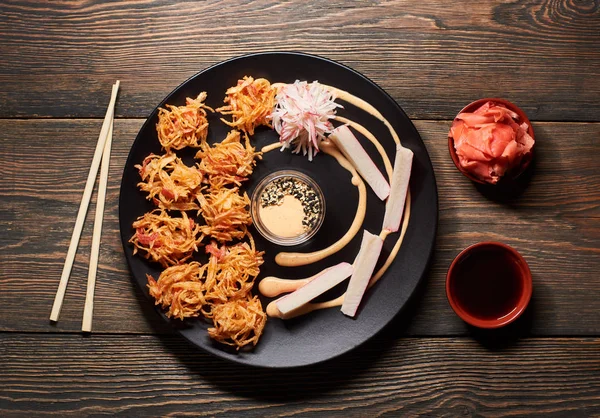 Nahaufnahme Von Köstlichem Sushi Mit Krabbenstäbchen Auf Schwarzem Teller Serviert — Stockfoto
