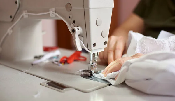 Zblízka Ženské Ruce Šití Bílé Tkaniny Profesionální Výrobu Stroje Pracovišti — Stock fotografie