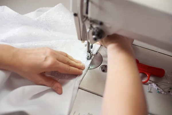 Close Mãos Femininas Costurando Tecido Branco Máquina Fabricação Profissional Local — Fotografia de Stock