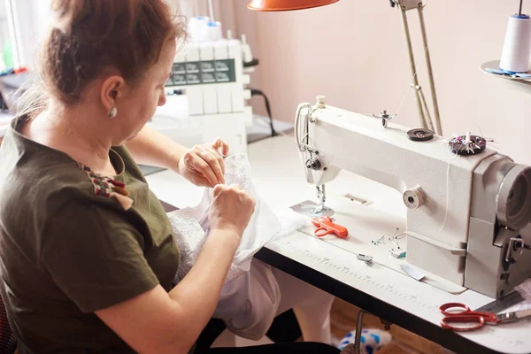 Feminino Clothier Costura Com Mãos Local Trabalho Atelier — Fotografia de Stock