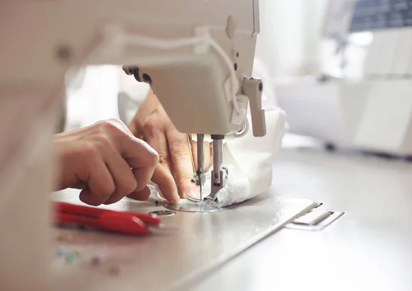 Close Mãos Femininas Costurando Tecido Branco Máquina Fabricação Profissional Local — Fotografia de Stock