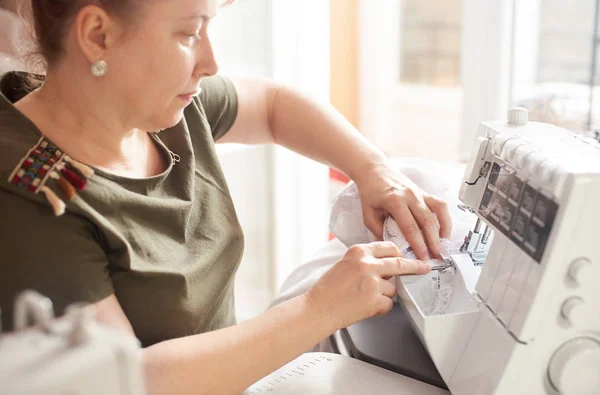 Näherin Sitzt Arbeitsplatz Fäden Und Nadeln Hintergrund — Stockfoto