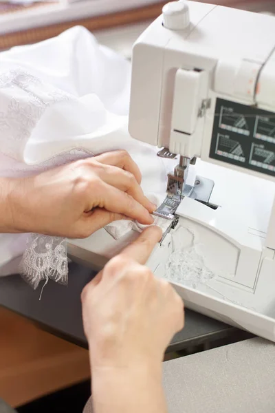 Primer Plano Las Manos Femeninas Costura Tela Blanca Máquina Fabricación —  Fotos de Stock