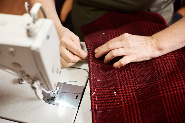 Feminino Clothier Costura Com Mãos Local Trabalho Atelier — Fotografia de Stock