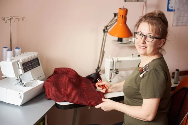 Weibliche Hand Mit Der Schere Zum Abschneiden Von Textilstücken Nähprozess — Stockfoto