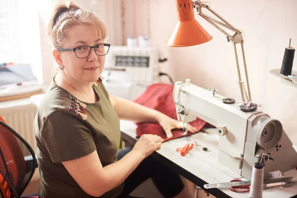 Woman Seamstress Sitting Workplace Threads Pins Background — Stock Photo, Image