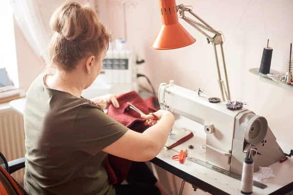 突切り加工縫製工程での繊維部分にはさみを使用して女性の手 — ストック写真