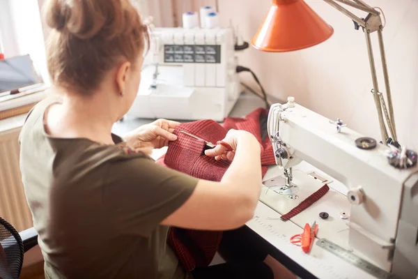 Vrouwelijke Hand Met Behulp Van Schaar Voor Afsnijden Textiel Stuk — Stockfoto