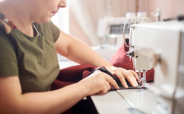 Näherin Sitzt Arbeitsplatz Fäden Und Nadeln Hintergrund — Stockfoto