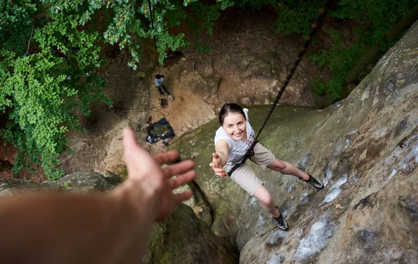 男人帮助他的朋友用手攀岩 — 图库照片