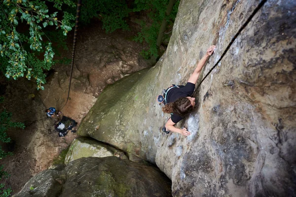Νεαρή Γυναίκα Ορειβάτης Αναρρίχηση Στο Βράχο Ιμάντα Ασφαλείας Και Σχοινί — Φωτογραφία Αρχείου
