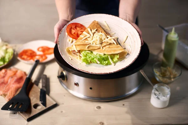 Mãos Femininas Mantendo Placa Branca Com Espátula Crepe Sanduíche Com — Fotografia de Stock