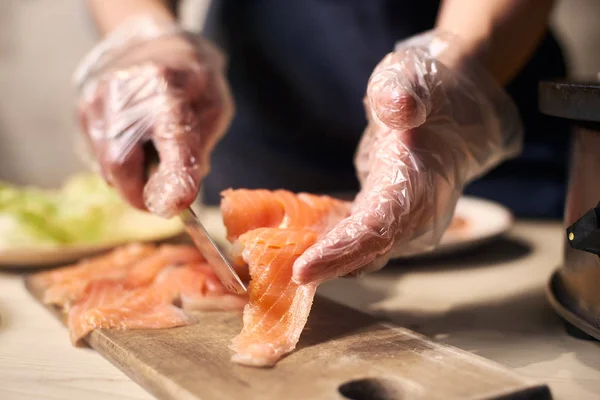 Affettatura Mani Femminili Con Coltelli Pezzi Pesce Sul Tagliere Cucinare — Foto Stock