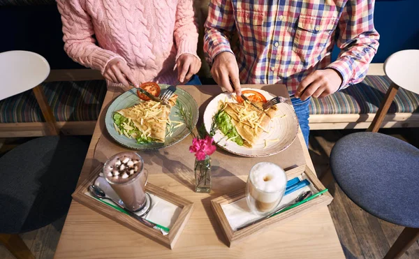 Menutup Laki Laki Dan Perempuan Yang Duduk Bersama Kafe Meja — Stok Foto