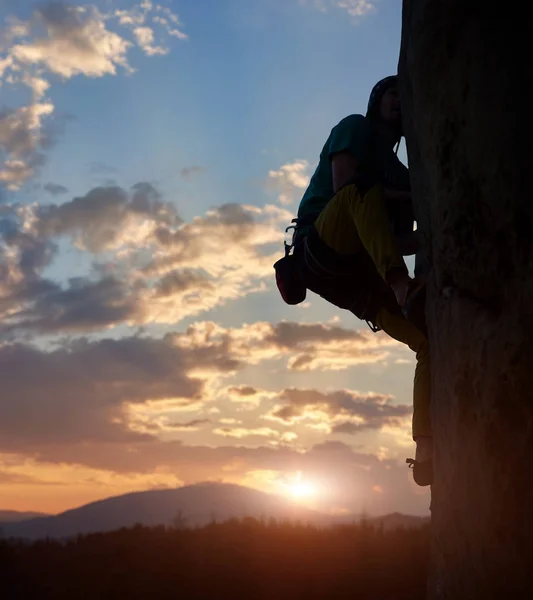 Side View Male Silhouette Climbing Natural Rocky Wall Cloudy Sunset — Stock Photo, Image