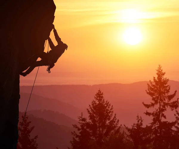 コピースペースを持つ男性登山家のシルエットのスナップショット — ストック写真