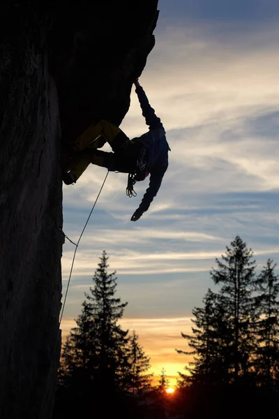 Visão Traseira Silhueta Alpinista Masculina Pendurada Rocha Jovem Olhando Para — Fotografia de Stock