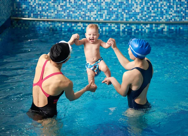 Mujeres Sosteniendo Niño Elevándose Alto Mientras Divierten Agua — Foto de Stock