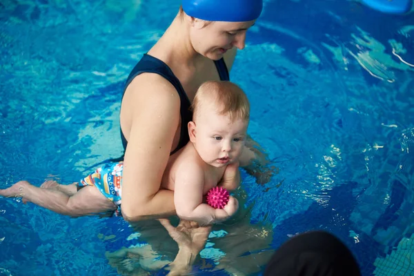 Madre Parada Agua Sosteniendo Pequeño Hijo Haciendo Ejercicio Durante Los — Foto de Stock