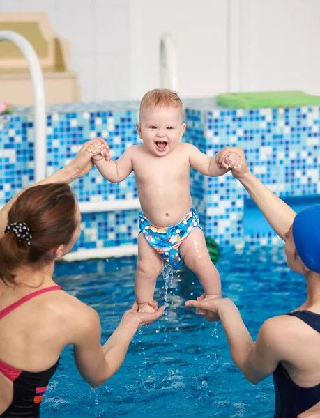 Mujeres Sosteniendo Niño Elevándose Alto Mientras Divierten Agua — Foto de Stock