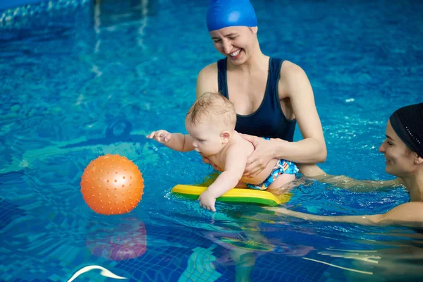 Bebé Permaneciendo Agua Con Tablero Ayudando Tratando Conseguir Bola Goma — Foto de Stock