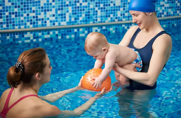 Padre Hijo Que Tienen Tiempo Libre Piscina Usando Juguetes Inflables — Foto de Stock