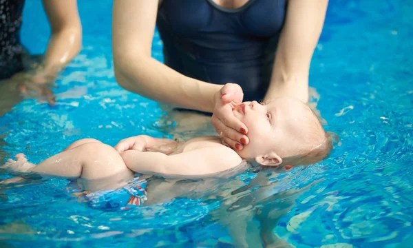 Niño Pequeño Pañal Nadando Superficie Agua Azul Espalda Mamá Apoyando — Foto de Stock