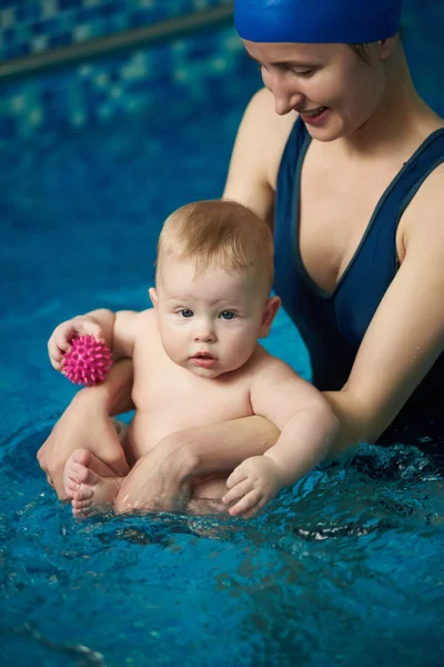 Μητέρα Στέκεται Στο Νερό Κρατώντας Μικρό Γιο Της Κάνει Άσκηση — Φωτογραφία Αρχείου