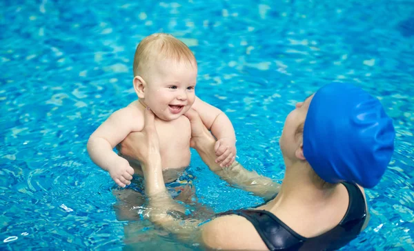 Madre Feliz Con Hijo Sonriendo Mirándose Piscina — Foto de Stock