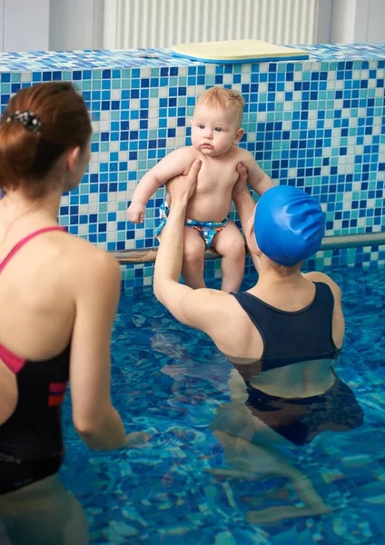 Mojado Lindo Bebé Descansando Piscina Infantil — Foto de Stock