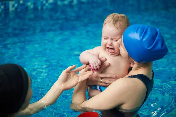 Malý Blonďatý Chlapeček Plenkové Pláči Strach Vody Plavání — Stock fotografie