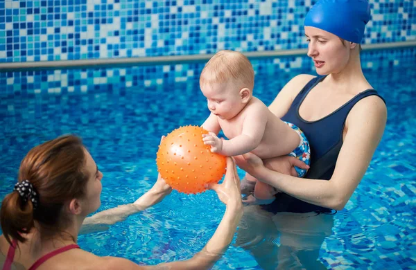 Padre Hijo Que Tienen Tiempo Libre Piscina Usando Juguetes Inflables — Foto de Stock