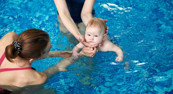 Adorable Niño Disfrutando Nadando Piscina Turquesa Con Madre Instructor — Foto de Stock
