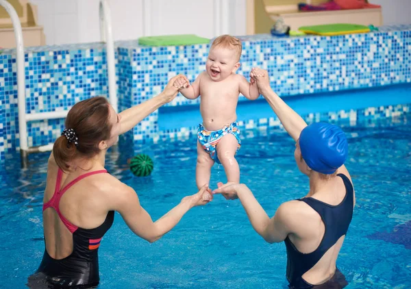 Mujeres Sosteniendo Niño Elevándose Alto Mientras Divierten Agua — Foto de Stock