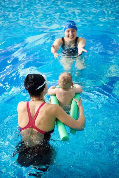 Instructor Enseñando Los Niños Nadar Con Fideos Piscina Para Protección — Foto de Stock