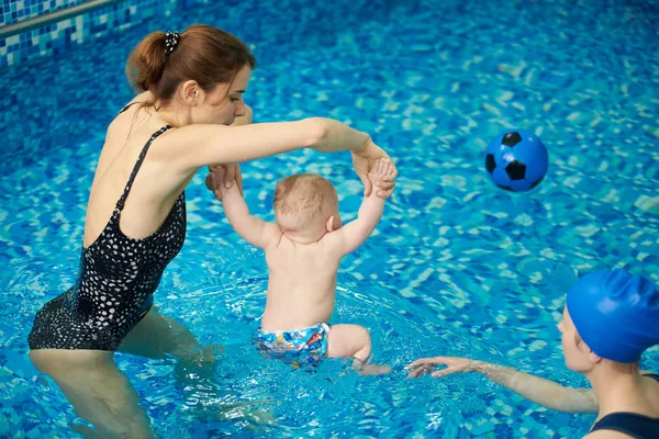 Entrenador Natación Que Levanta Niño Posición Vertical Para Realizar Ejercicio — Foto de Stock