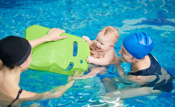 Šťastný Smějící Malý Chlapec Který Vychutnával První Plavání Bazénu — Stock fotografie