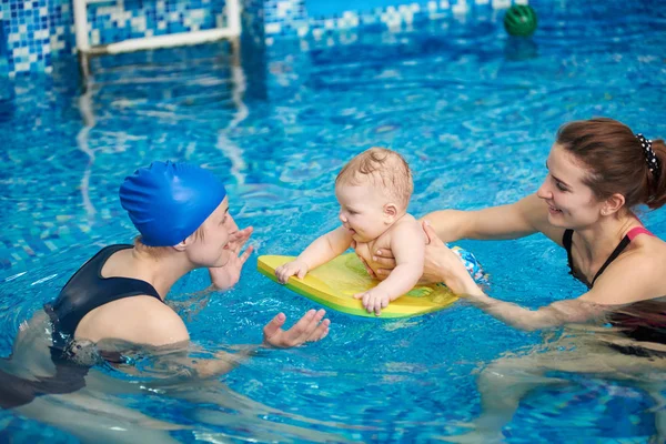 Adorable Bebé Disfrutando Nadando Tabla Flotante Piscina Con Madre Entrenador — Foto de Stock