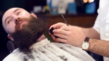  Kıvırcık koyu sakallı genç adam bakım saç için modern berber ziyaret