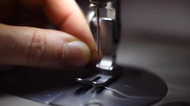 Dikiş makinesinin presmakinesi ayak ve iğne yakın çekim