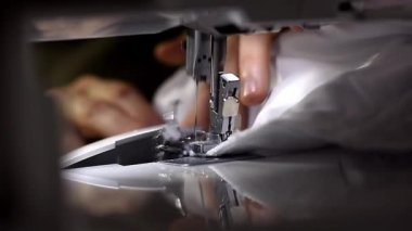 Kadın elleriyle dikiş elbise yakın 