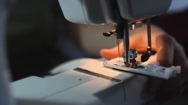 Kadın elleriyle dikiş elbise yakın 