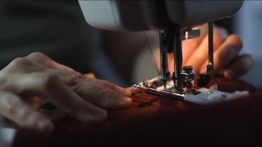 Kadın elleriyle dikiş elbise yakın 