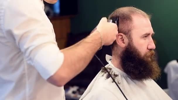 Cropped Filming Barbers Hands Working Electric Razor Machine — Stock Video